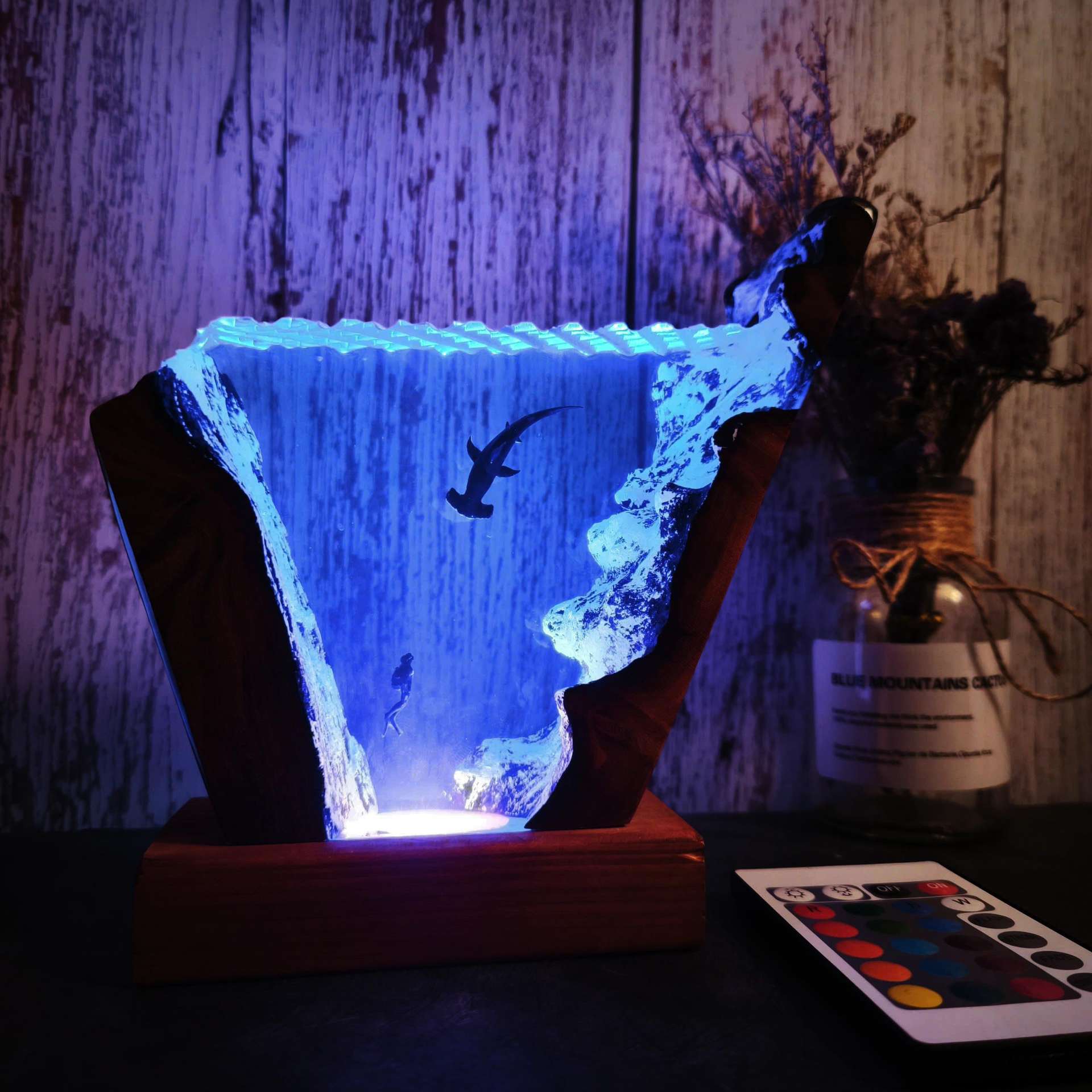 Resin Art With Wood - ของตกแต่งเรซินไม้รูปฉลามหัวค้อนดำน้ำในมหาสมุทร ขนาด 6 * 4 นิ้ว