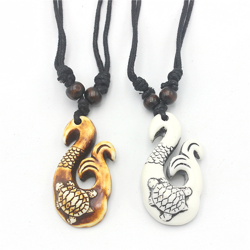 Resin Art Necklace - RUEMOY สร้อยคอจี้รูปเต่าทะเลแบบตะขอเกี่ยวปลาแบบชาวเมารี, เรซิ่นลายกระดูกเทียม, 2 สี, เชือกถักสีดำประดับลูกปัดไม้ปรับได้